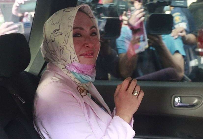 Angelina Sondakh tak kuasa menahan haru ketika dirinya resmi bebas dari Rutan Pondok Bambu, Jakarta Timur, Kamis 3 Maret 2022. (Foto: Istimewa)