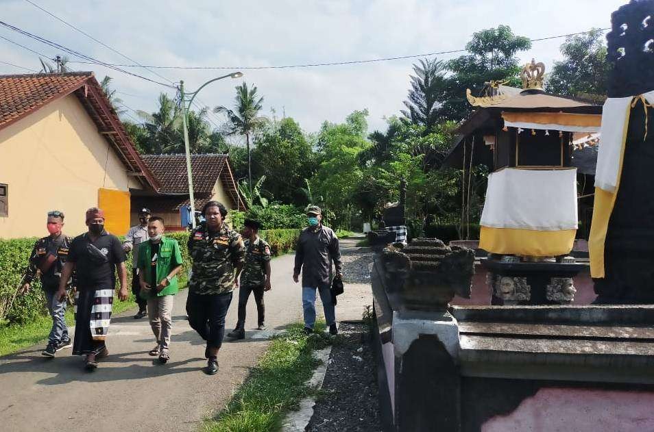 Banser Banyuwangi bersama Pecalang, TNI dan Polri berkeliling di Dusun Patoman Tengah, Desa Patoman untuk memastikan pelaksanaan Nyepi berjalan lancar (Foto: Istimewa)