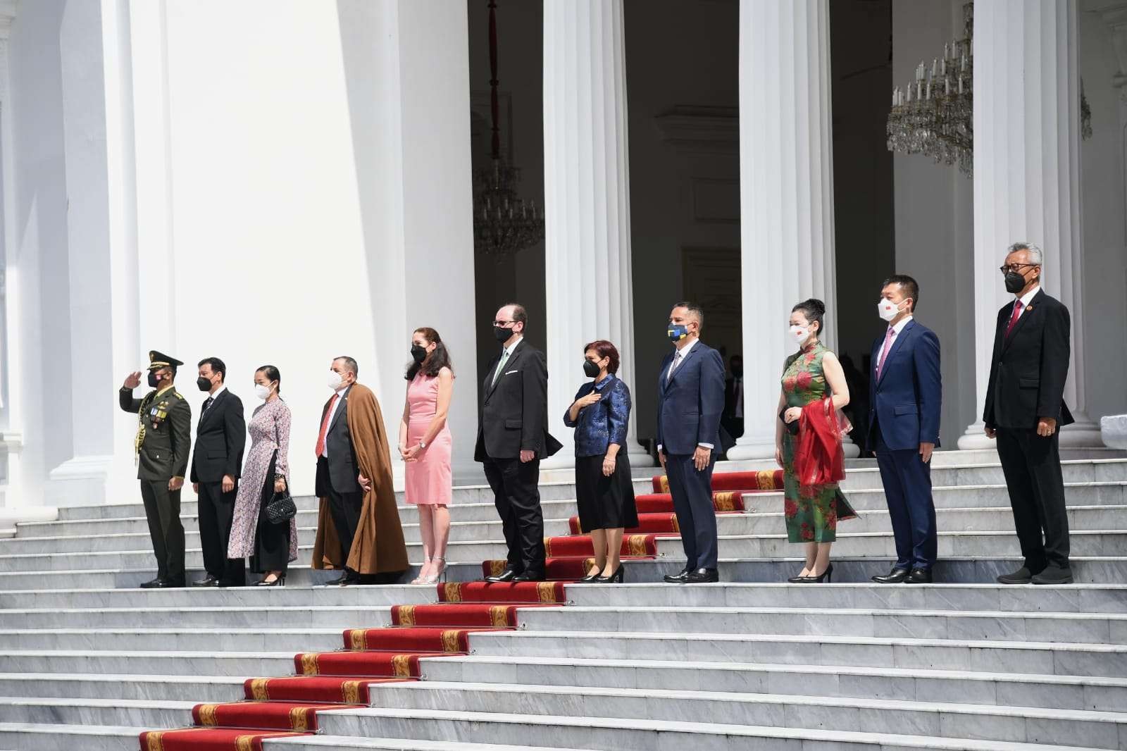 Enam duta besar (Dubes) luar biasa dan berkuasa penuh (LBBP) dari negara-negara sahabat, menyerahkan surat kepercayaan kepada Presiden Joko Widodo (Jokowi) di Istana Merdeka, Jakarta, Rabu 2 Maret 022 (Foto: Biro Pers Sekpres)
