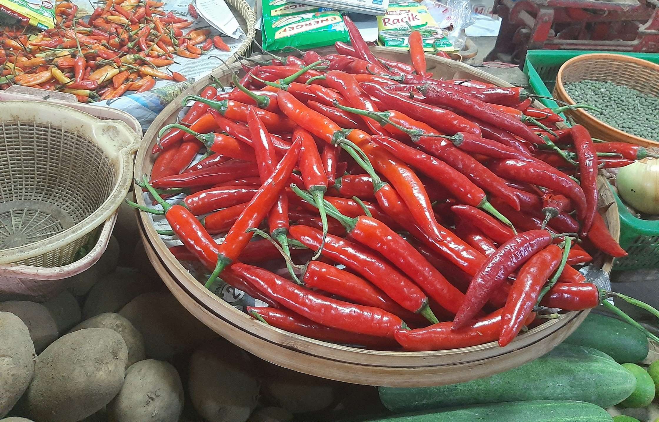 Cabai merah dan cabai rawit yang mulai naik di pasaran. (Foto: Pita Sari/Ngopibareng.id)