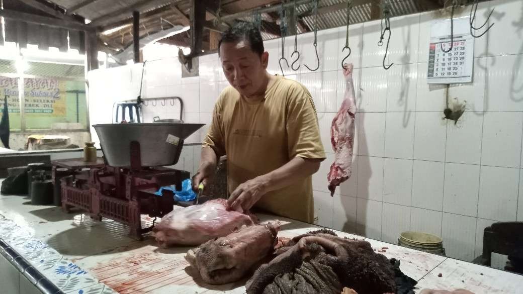 Penjual sedang menimbang daging untuk melayani pembeli. (Foto: Khoirul Huda/Ngopibareng.id)