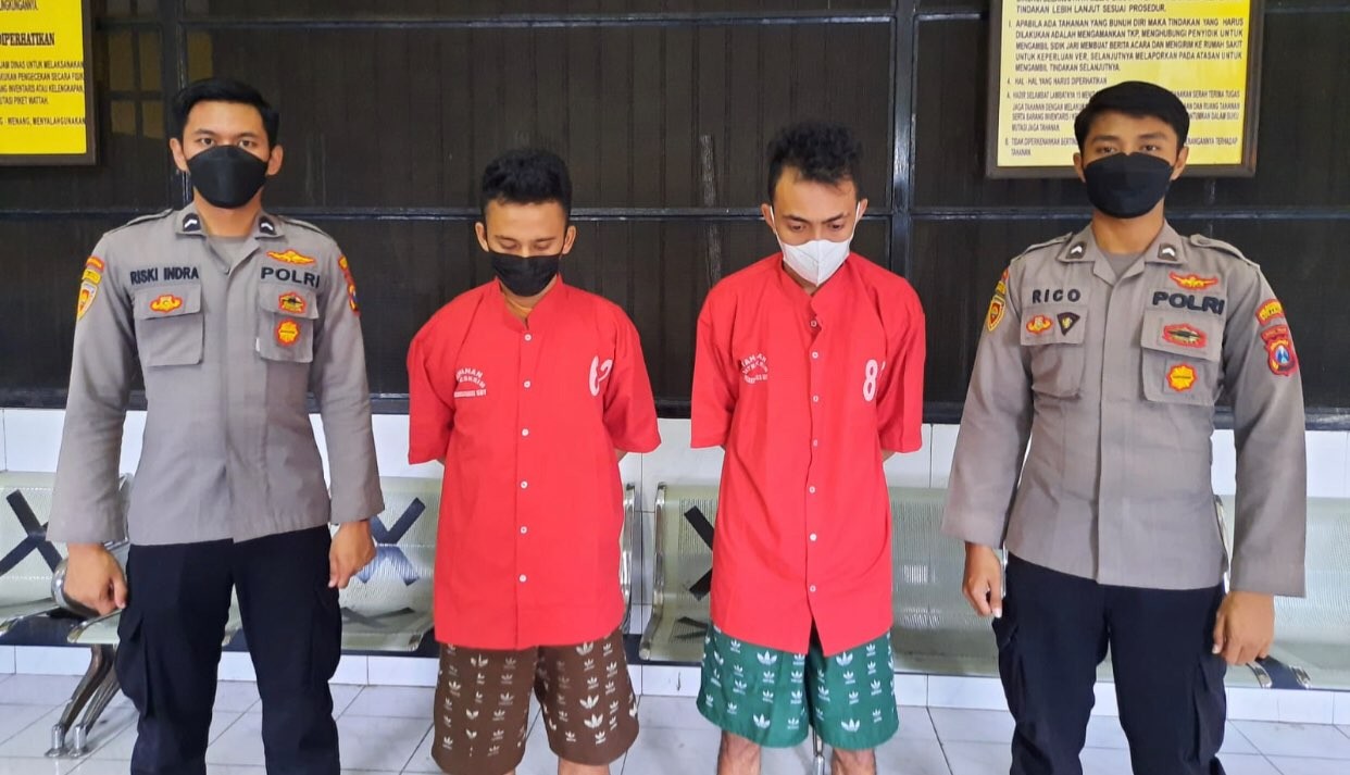 Dua dari empat pelaku pencurian di sekolah Surabaya dan Sidoarjo (Foto: dok. Polrestabes Surabaya)