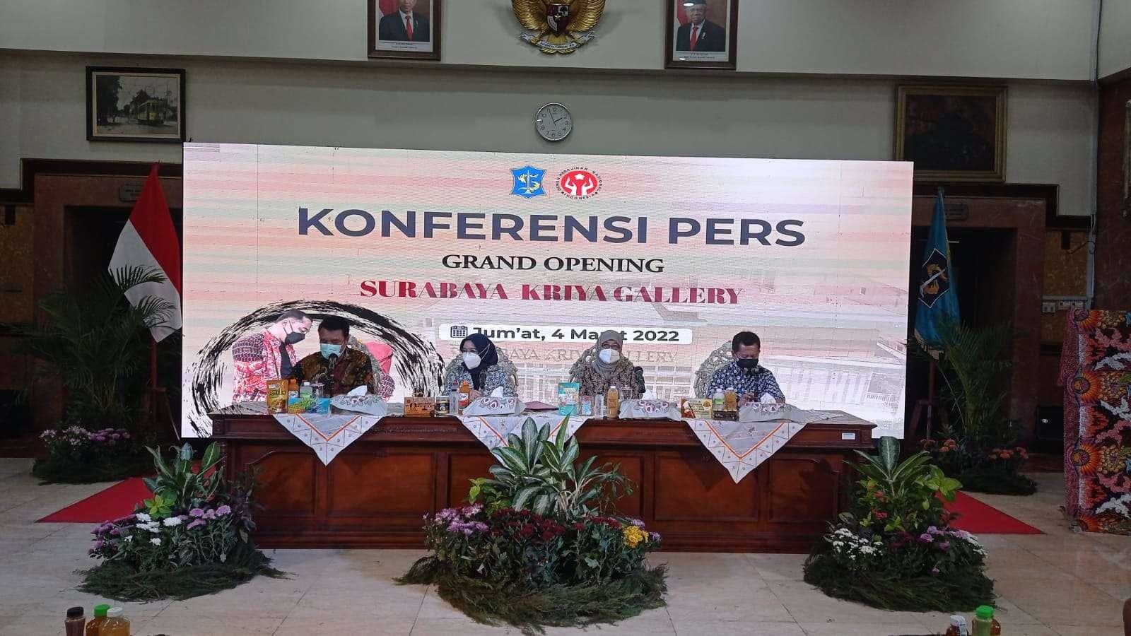 Ketua Dekranasda Surabaya, Rini Indriyani (dua dari kiri) menjelaskan rencana opening Surabaya Kriya Gallery di Balai Kota, Surabaya, Jumat 4 Maret 2022. (Foto: Istimewa)