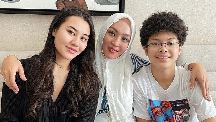 Angelina Sondakh bersama putranya, Keanu Massaid, dan putri sambungnya, Aaliyah Massaid. (Foto: Instagram)