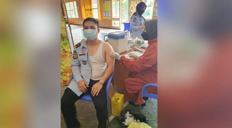 Kepala Lapas Kelas II A Bojonegoro, Rony Kurnia mendapat vaksin dosis tiga di sebuah ruang di Lapas Bojonegoro.(Foto: Dok Lapas Bojonegoro/Ngopibareng.id)