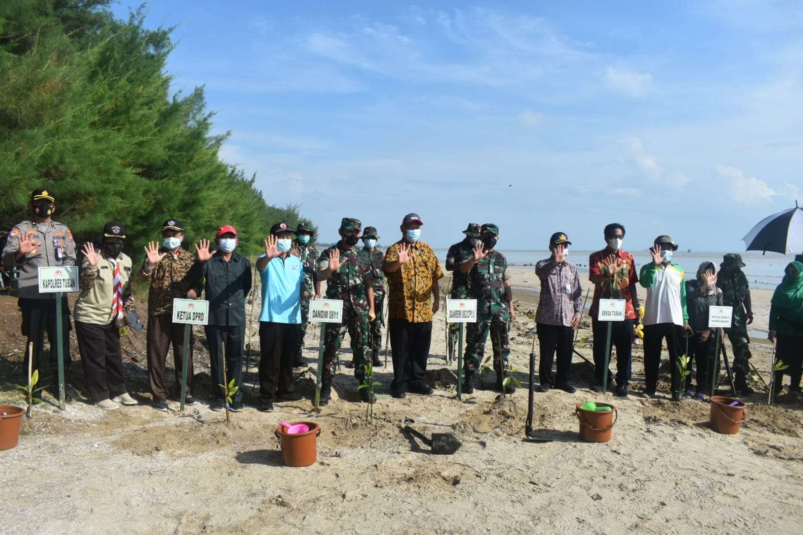 Danrem 082/CPYJ, Dandim Tuban, Forkopimda beserta perwakilan peserta tanam pohon mangrove di Pantai Tuban, Jawa Timur. (Foto: Humas Kodim Tuban)