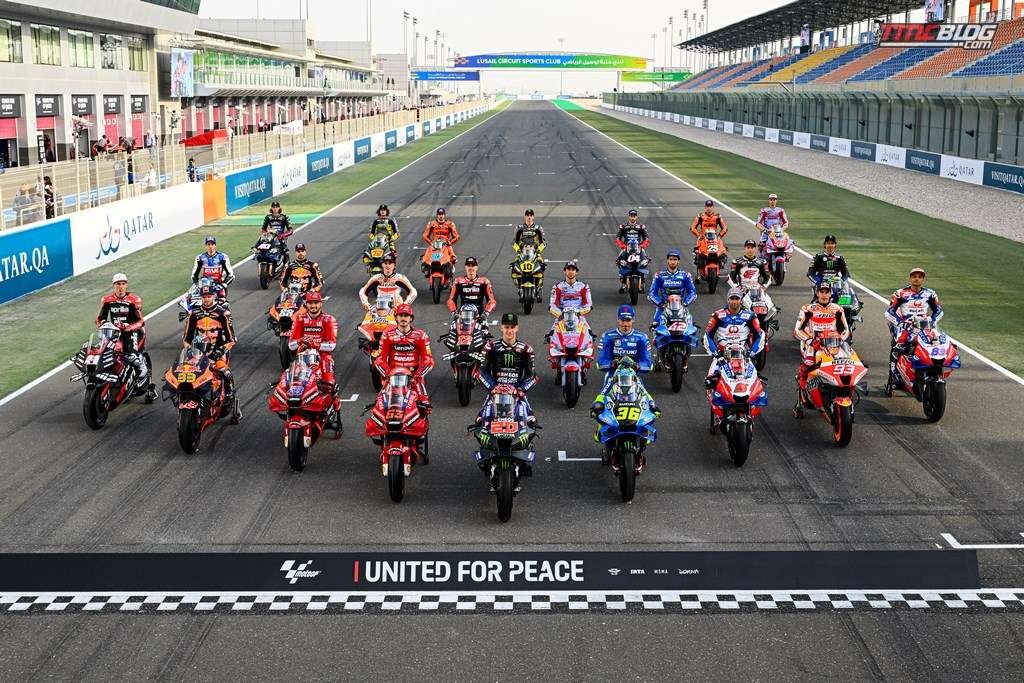 Foto seremoni kelas MotoGP 2022 bernuansa perdamaian.