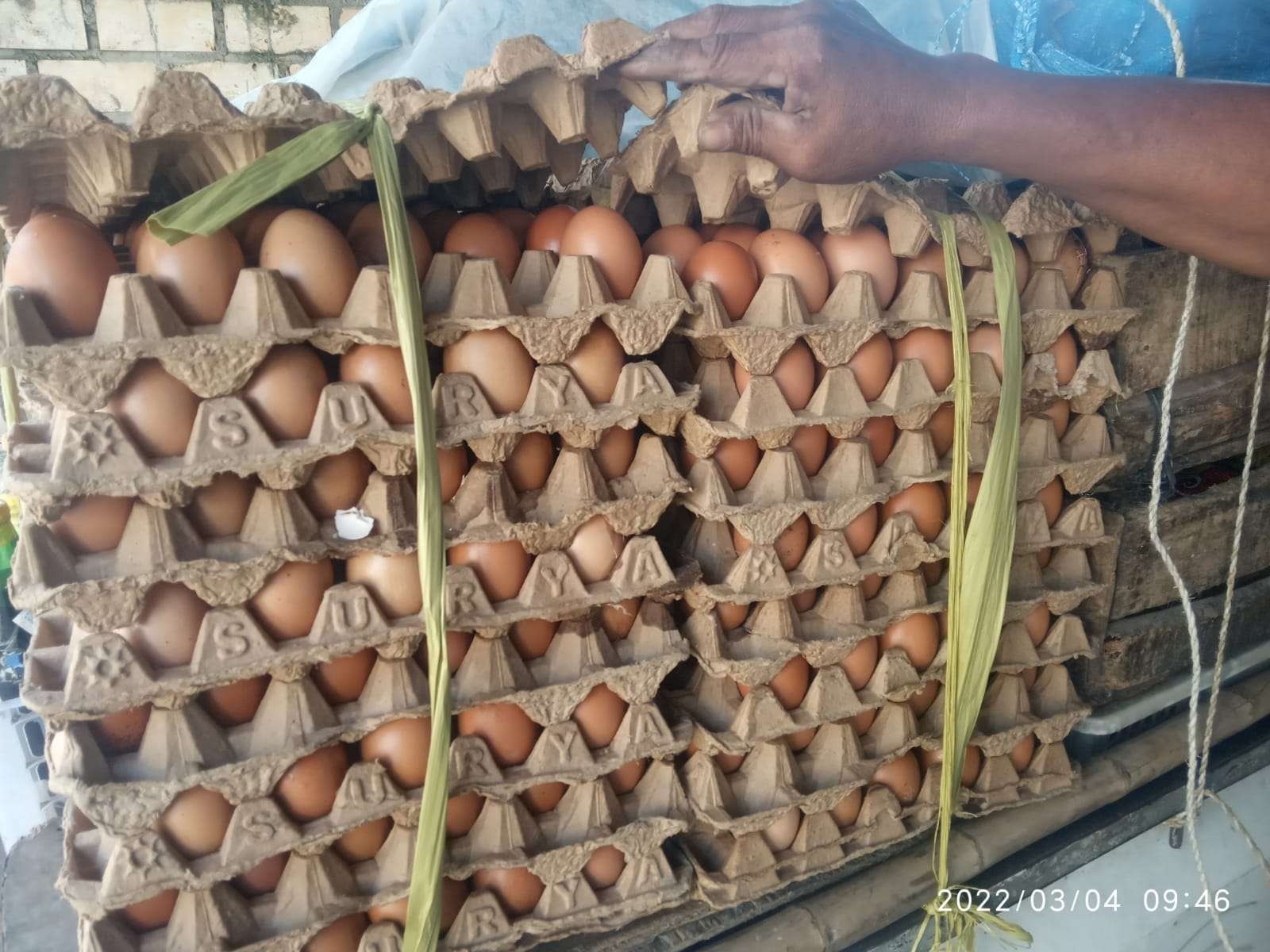 Telur, salah satu kebutuhan dapur, mengalami kenaikan. Diprediksi harga kebutuhan pokok akan meningkat menjelang datangnya bulan Ramadan awal April 2022.(Foto: Sujatmiko/ngopibareng.id)