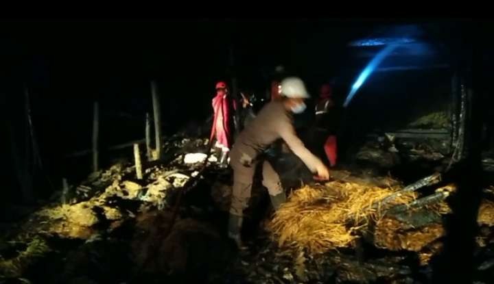 Petugas Satpol PP dan Damkar Tuban melakukan upaya pemadaman api (Istimewa)