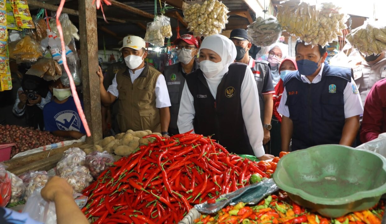 Gubernur Jawa Timur Khofifah Indar Parawansa melakukan tinjauan harga bahan pokok menjelang bulan Ramdhan di Pasar Besar, Kota Pasuruan, pada Jumat, 4 Maret 2022. (Foto: Dok. Humas Pemprov Jatim)