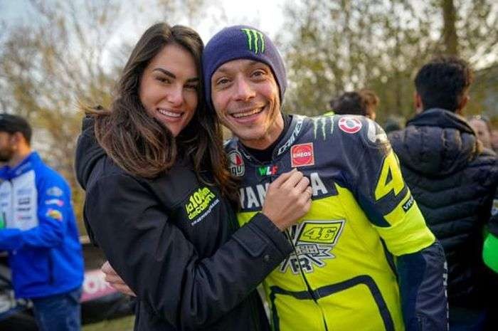 Mantan pembalap Yamaha, Valentino Rossi dan kekasihnya, Francesca Sofia Novello. (Foto: Istimewa)
