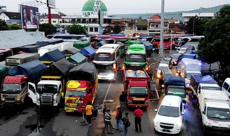 Penumpukan kendaraan di area parkir Pelabuhan Kepatang saat penyeberangan baru dibuka (foto:istimewa)