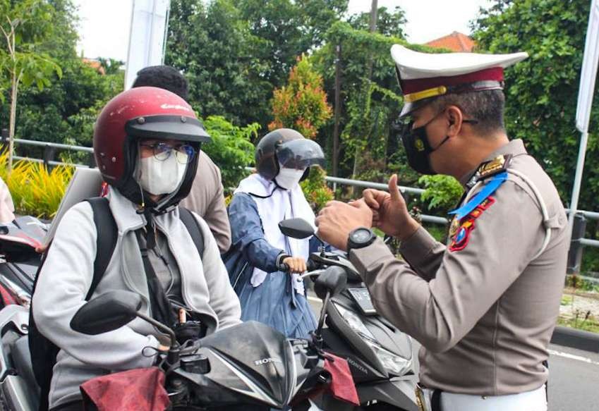 Polisi mengedukasi pengendara di Sidoarjo. (Foto: Aini Arifin/Ngopibareng.id)