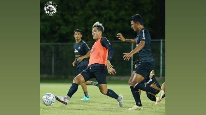 Skuad Arema FC saat menjalani sesi latihan jelang laga kontra Barito Putera (Instagram: @aremafcofficial)
