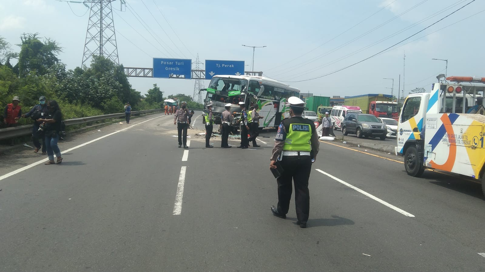 Bus pariwisata dari Palembang yang mengalami kecelakaan di Tol Dupak (Foto: dok. Polda Jatim)