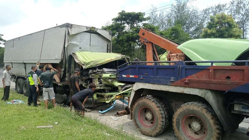 Upaya evakuasi kendaran truk box dengan truk derek. (Foto: Khoirul Huda/Ngopibareng.id)