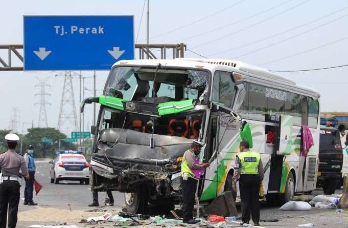 Kecelakaan maut melibatkan bus pariwisata D 7610 AT terjadi di Tol Surabaya-Dupak, Sabtu, 5 Maret 2022. (Foto: Ant)