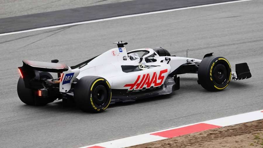 Penampakan mobil tim Haas F1 setelah berpisah dengan sponsornya, Uralkali. (Foto: Twitter/@HaasF1Team)
