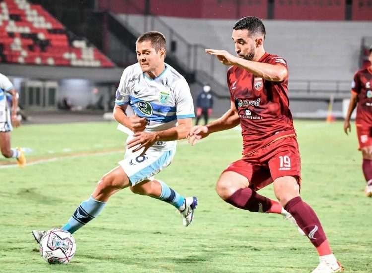 Gelandang Persela Lamongan Guilherme Batata (kiri) dikawal bek tengah Borneo FC Javlon Guseynov dalam lanjutan BRI Liga 1 2021-2022. (Instagram/Persela )