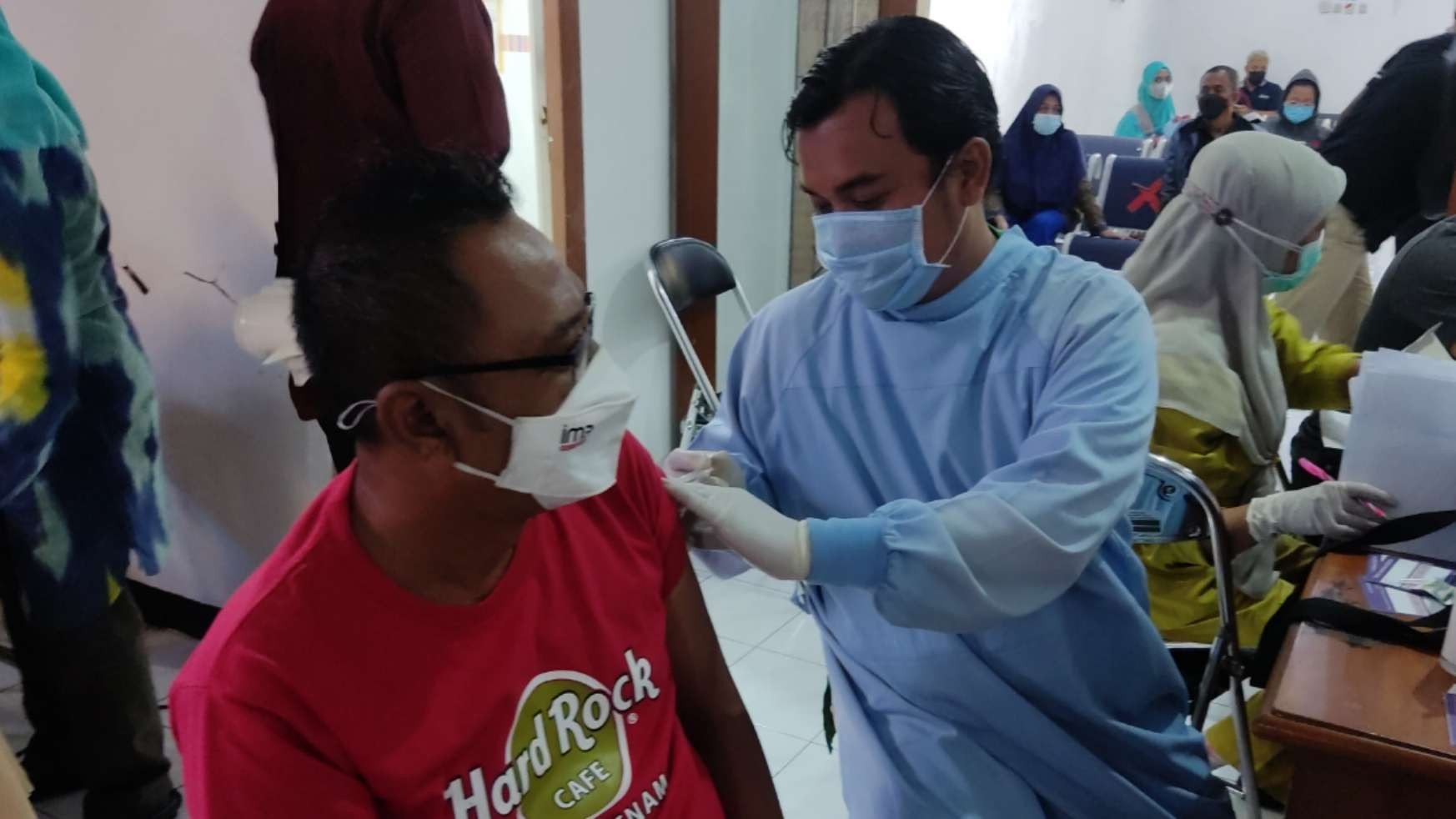 Salah satu warga menjalani vaksinasi booster di Puskesmas Ketabang, Surabaya. (Foto: Fariz Yarbo/Ngopibareng.id)