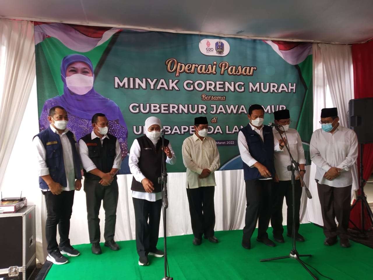 Gubernur Jawa Timur Khofifah Indar Parawansa didampingi Bupati Lamongan Yuhronur Efendi dalam operasi pasar minyak goreng murah. (Foto: Imron Rosidi/ngopibareng.id)