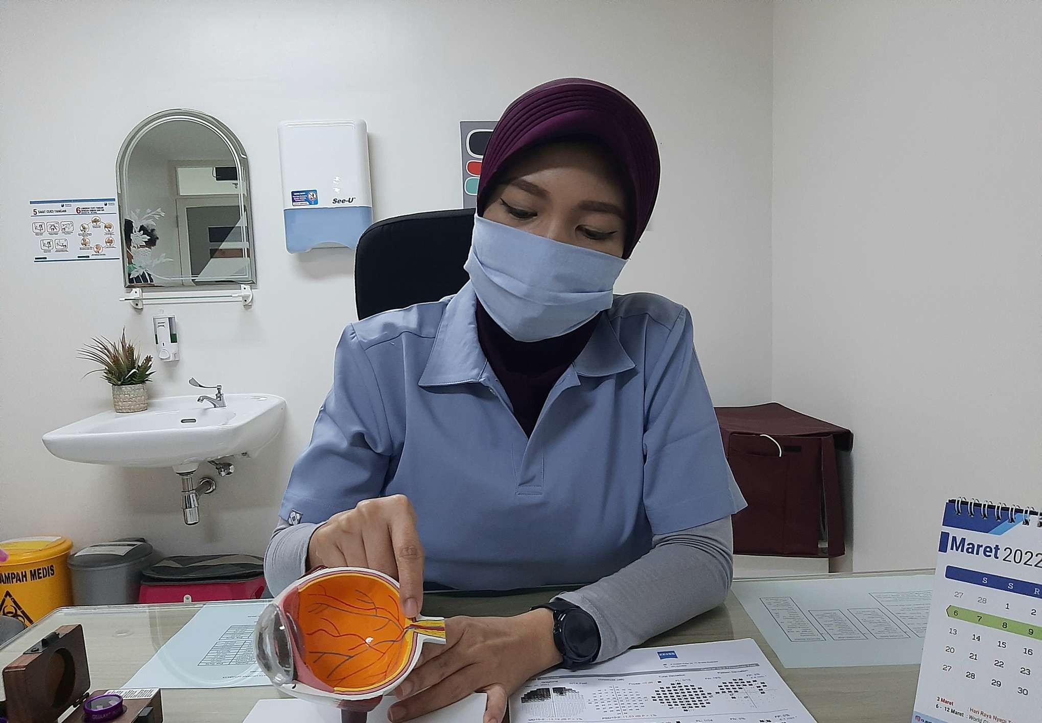 Dokter Dewi Rosarina saat menerangkan mengenai penyakit mata glaukoma. (Foto: Pita Sari/Ngopibareng.id)