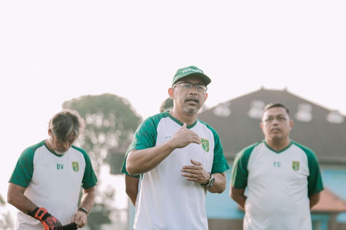 Pelatih Persebaya Aji Santoso saat memberikan arahan kepada para pemainnya sebelum memulai sesi latihan. (Foto: Persebaya.id)