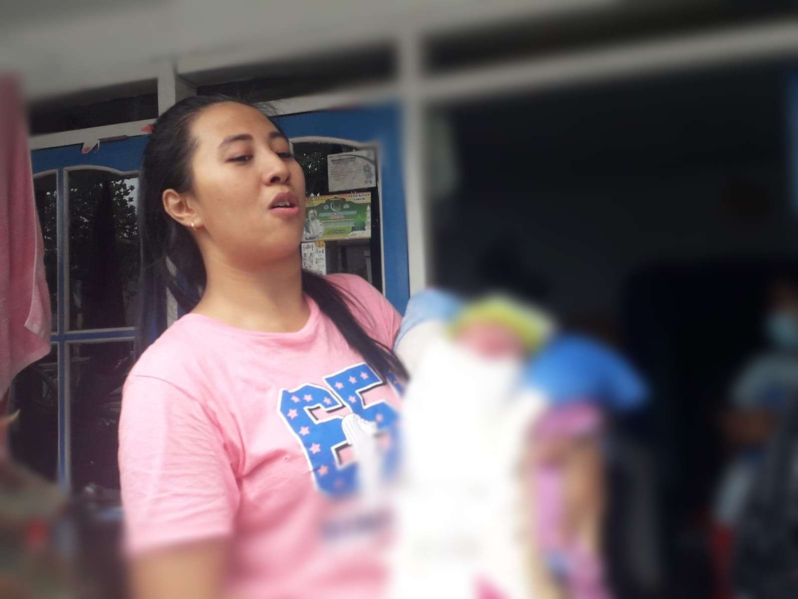Salah seorang warga saat menggendong bayi yang dibuang oleh orangtuanya (Foto: Lalu Theo/ngopibareng.id)