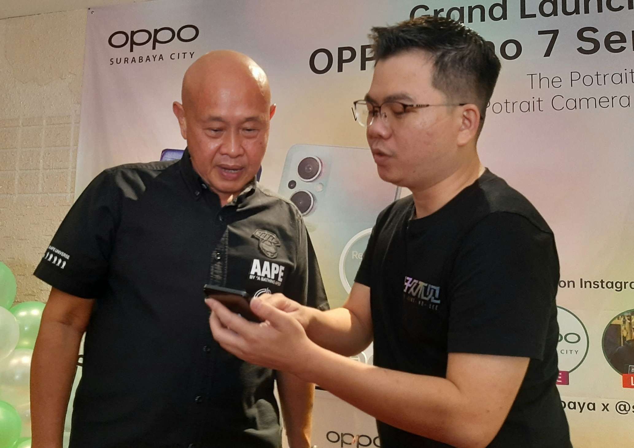 Owner Apollo Gadget Store, Irwan Harianto (kiri) bersama Regional General Manager OPPO Surabaya, Herman saat menjelaskan bisnis HP ketika masa pandemi Covid-19. (Foto: Pita Sari/Ngopibareng.id)