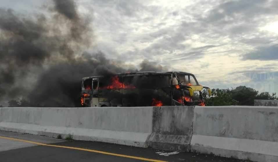 Bus terbakar di Tol Pandaan arah Malang. (Foto: istimewa)