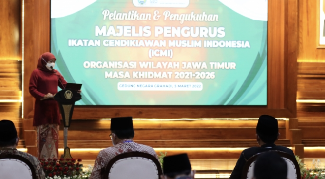 Gubernur Jawa Timur Khofifah Indar Parawansa dalam pengukuhan Majelis Pengurus Ikatan Cendekiawan Muslim Indonesia (ICMI) Jatim. (Foto: Kominfo)