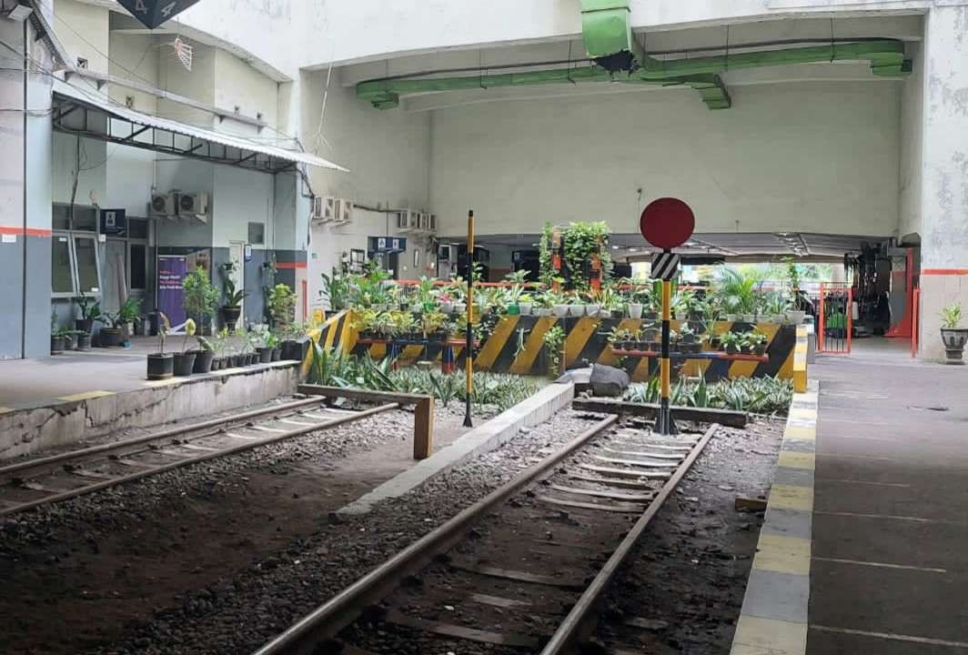 Ujung rel kereta api di wilayah Surabaya yang berada di Stasiun Semut. (Foto: Pita Sari/Ngopibareng.id)