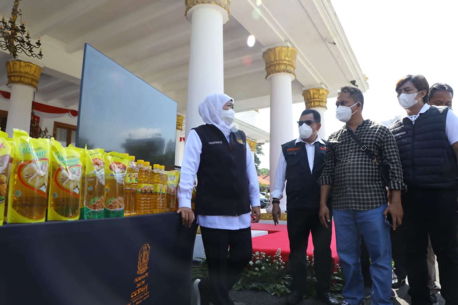 Gubernur Jatim, Khofifah Indar Parawansa (kiri) saat melepas distribusi minyak goreng di Gedung Negara Grahadi, Surabaya. (Foto: Istimewa)
