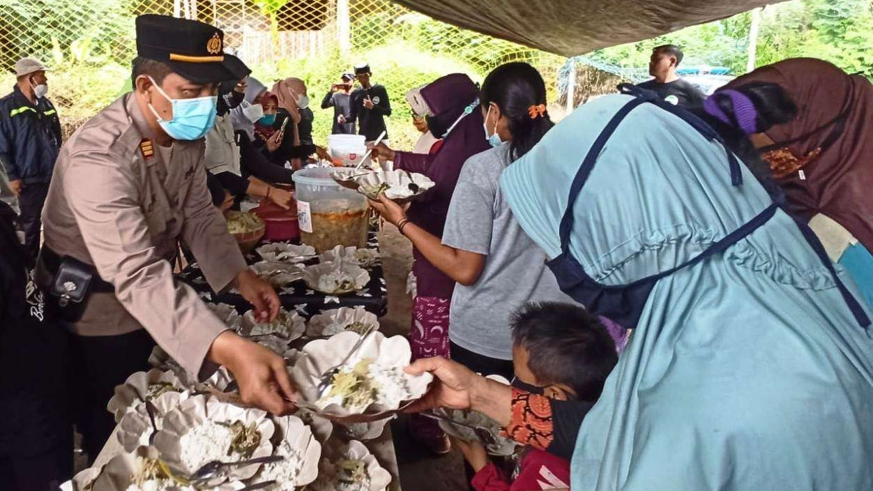 Warga Kampung Pal Pakis mengambil makanan yang disajikan Komunitas Berkah di kampung mereka. (Foto: Muh Hujaini/Ngopibareng.id)