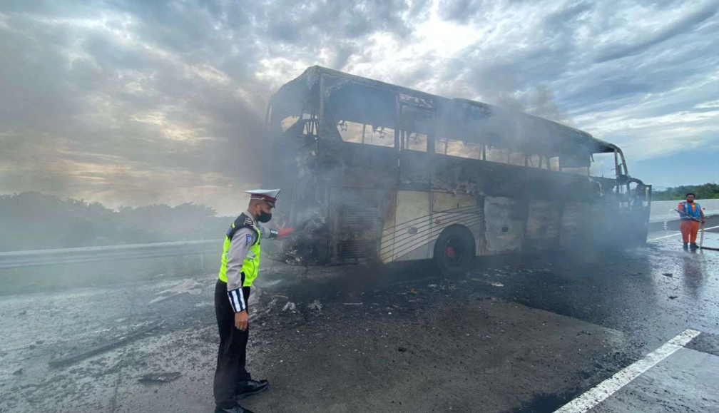 Bus wisata PO AL Mubarok berpelat nomor K 1670 EW, terbakar saat melaju di Tol Pandaan, Pasuruan arah Malang, Minggu 6 Maret 2022, pagi. (Foto: ist)