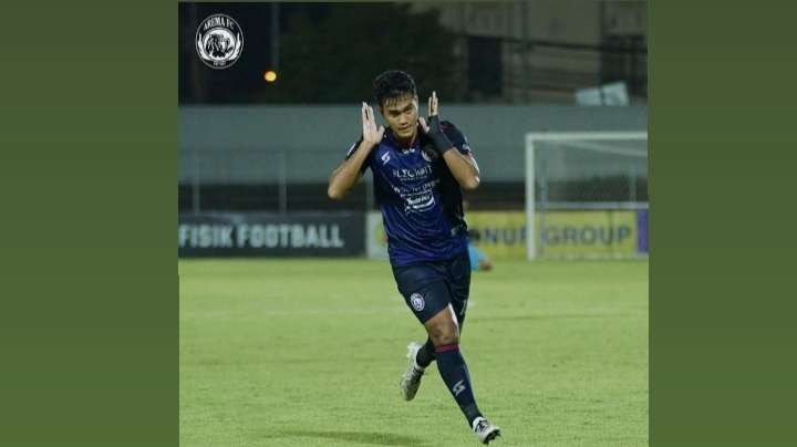 Pemain Arema FC, Muhammad Rafli usai mencetak gol untuk timnya (Instagram: @aremafcofficial)