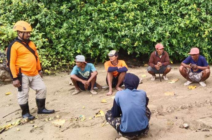 Warga yang melakukan pencarian dua pemancing yang hilang di kawasan Pantai Sukamade, Banyuwangi. (Foto: Istimewa)