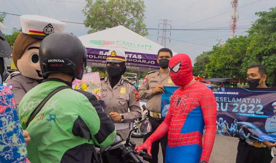 Spiderman turun jalan bagikan snack di Sidoarjo (foto:Aini/Ngopibareng.id)
