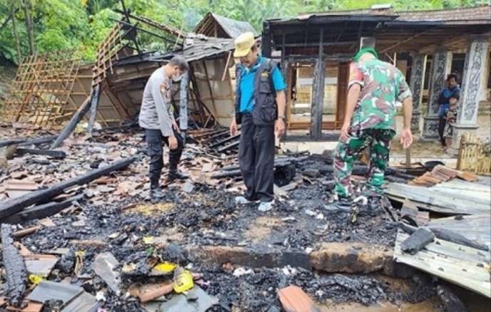 Petugas BPBD, TNI Kodim 0823, dan Polisi Polres Situbondo memeriksa puing-puing ruko ludes terbakar di Desa Jatisari, Kecamatan Arjasa. (foto:BPBD Situbondo)
