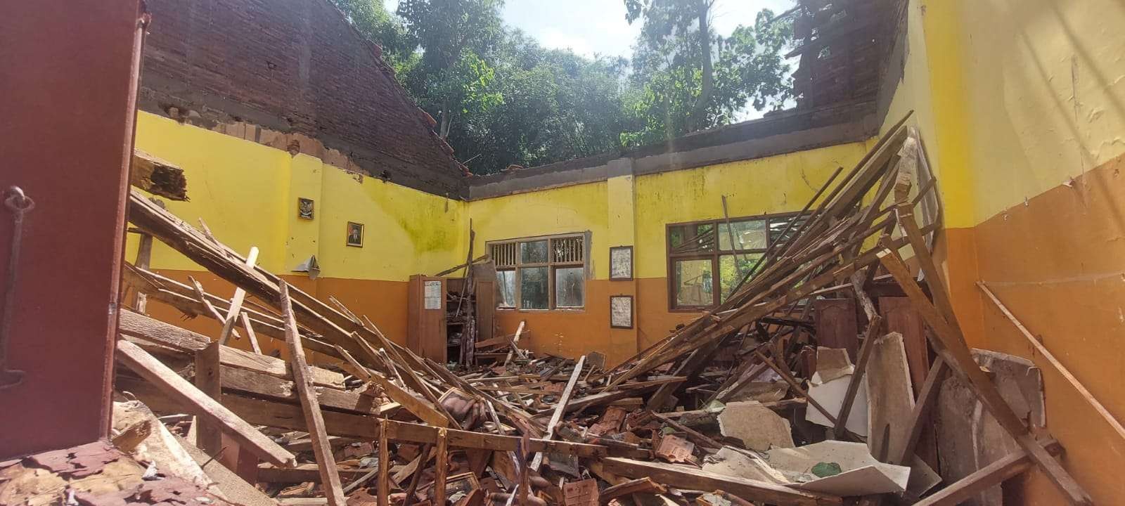 Atap gedung SDN Muneng Kidul, Kecamatan Sumberasih, Kabupaten Probolinggo ambruk.(Foto: Ikhsan Mahmudi/Ngopibareng.id)