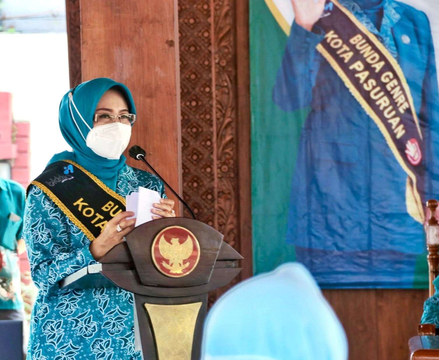 Ketua TP PKK Kota Pasuruan Fatma Saifullah Yusuf (Bu Fatma) selaku Bunda Genre Kota Pasuruan mengukuhkan pengurus Insan Genre Pusaka Kota Pasuruan. (Foto: ist)