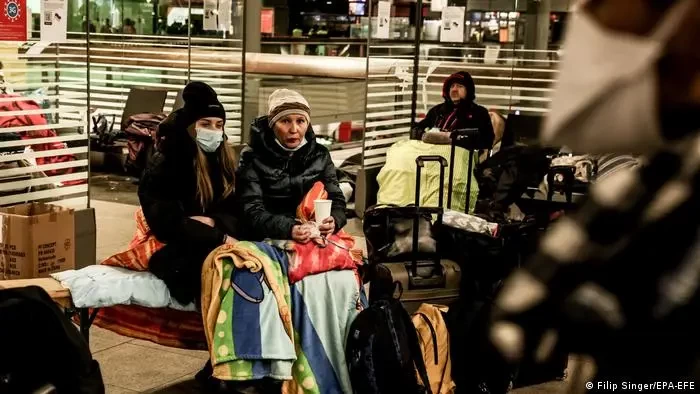 Pengungsi yang melarikan diri dari perang di Ukraina beristirahat di stasiun pusat Berlin. (Foto: dw.com)