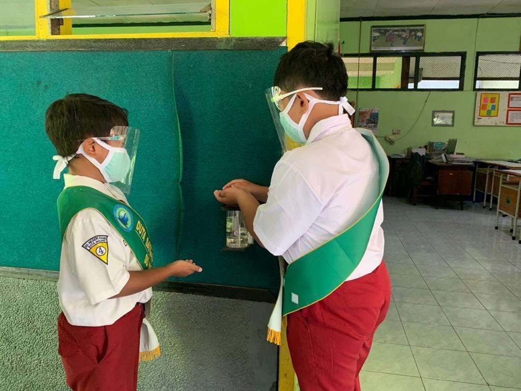 Simulasi penerapan protokol kesehatan Covid-19 ketika sekolah tatap-muka di Kota Malang. (Foto: Lalu Theo/Ngopibareng.id)