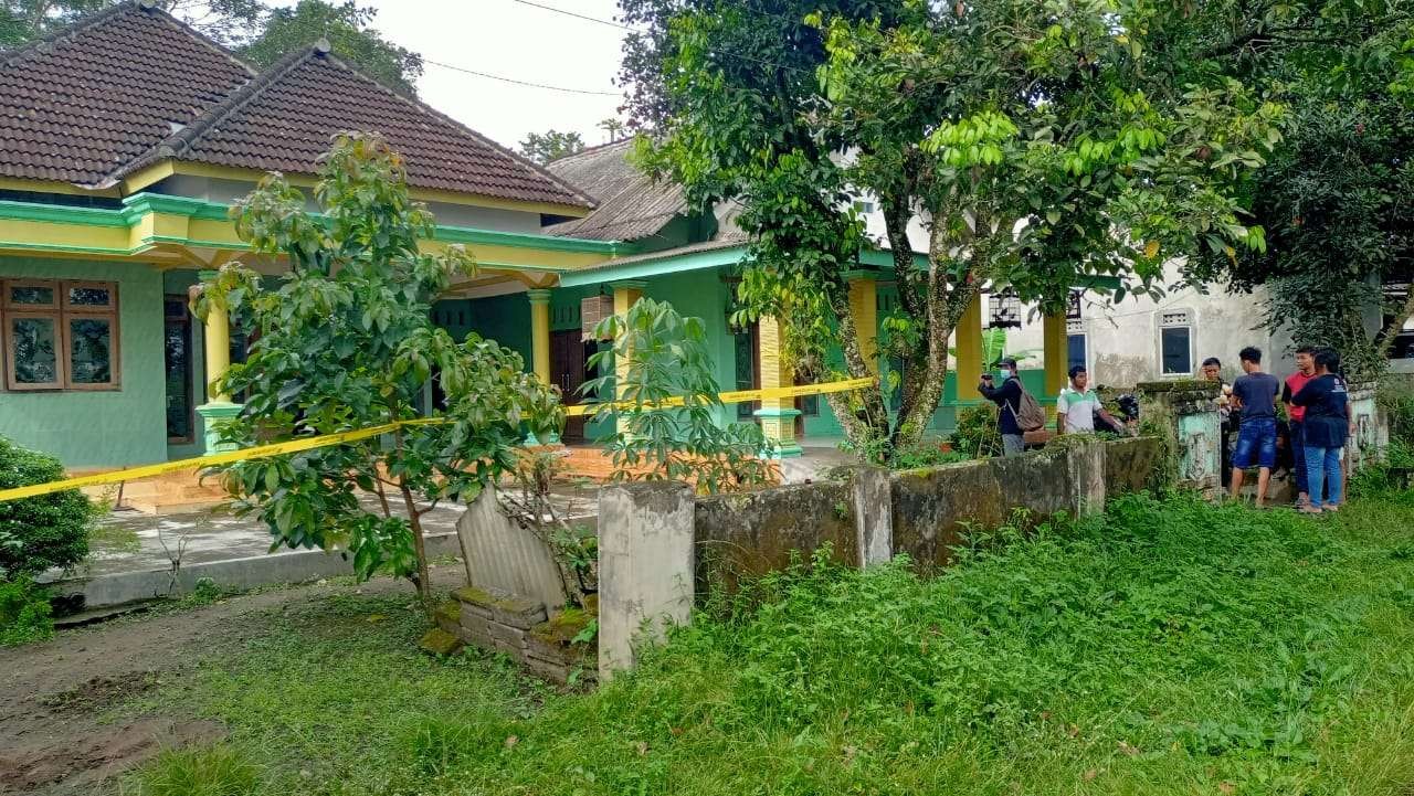 Rumah di Dusun Bangun Mulyo, Desa Pojok Kecamatan Wates Kabupaten Kediri yang menjadi tempat pria bacok kerabat dan tetangganya, Senin, 7 Maret 2022. Akibat kejadian ini tiga nyawa melayang dan tujuh lainnya luka. (Foto: Fendhy Plesmana/Ngopibareng.id)