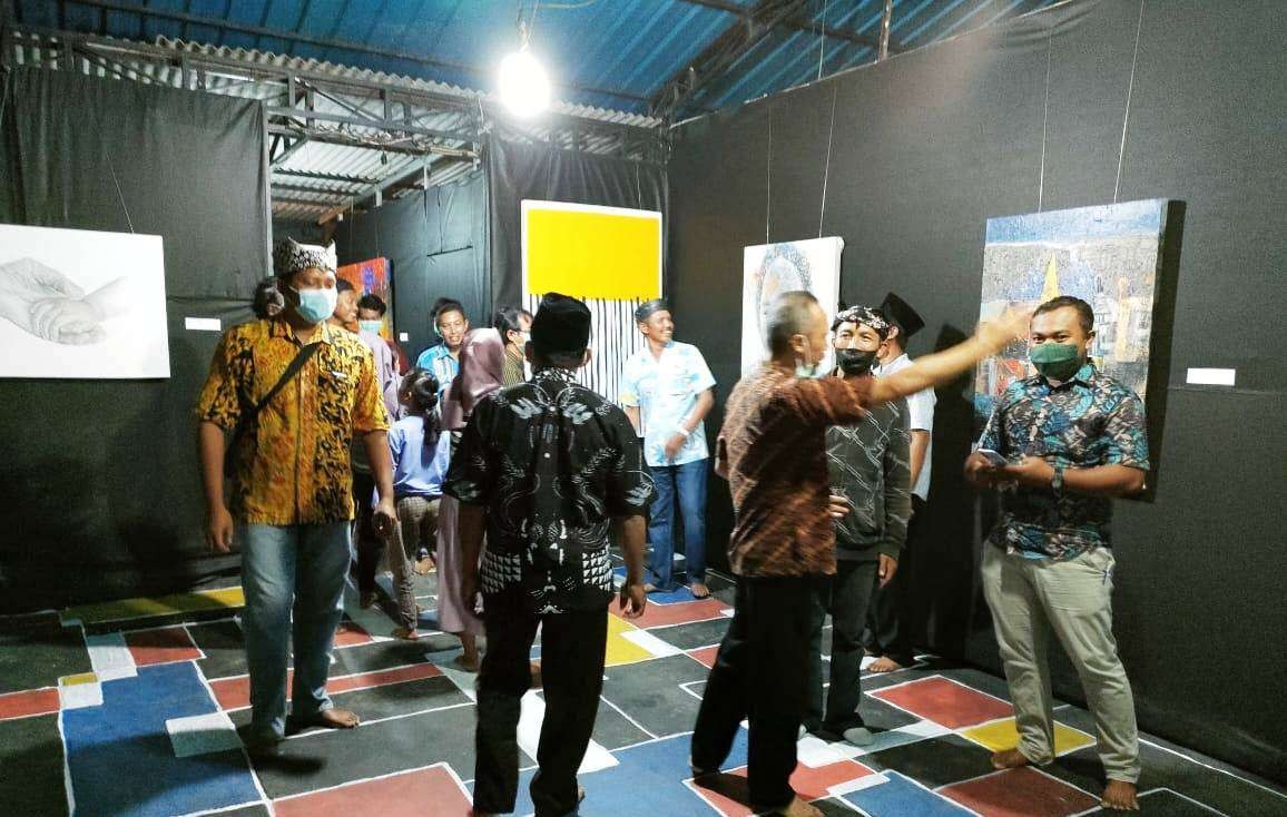 Sejumlah pecinta seni mengunjungi pameran lukisan yang digelar seniman lukis yang tergabung dalam kelompok Satu Sama (foto:istimewa)