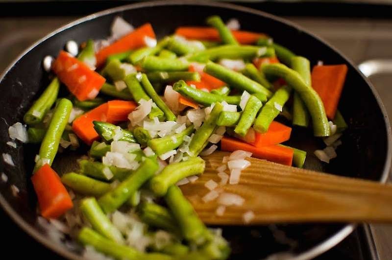 Ilustrasi menumis sayuran dengan menggunakan wajan anti lengket. (Foto: Istimewa)
