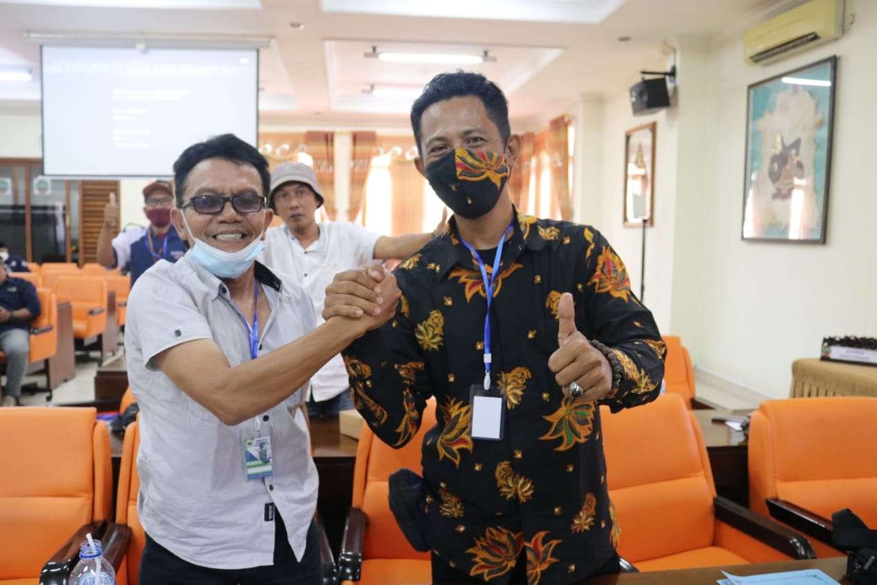 Heri Purnomo, wartawan MNC Grup berbaju batik terpilih menjadi Ketua PWI Blora (Foto: Ahmad Sampurno/Ngopibareng.id)