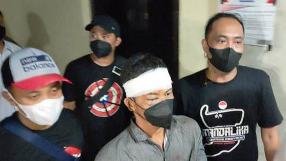 Rianto kepalanya diperban. Pelaku pembacokan membabi buta keluarga dan tetangganya di Wates, Kabupaten Kediri, Senin 7 Maret 2022. (Foto: Dok. Polsek Wates)