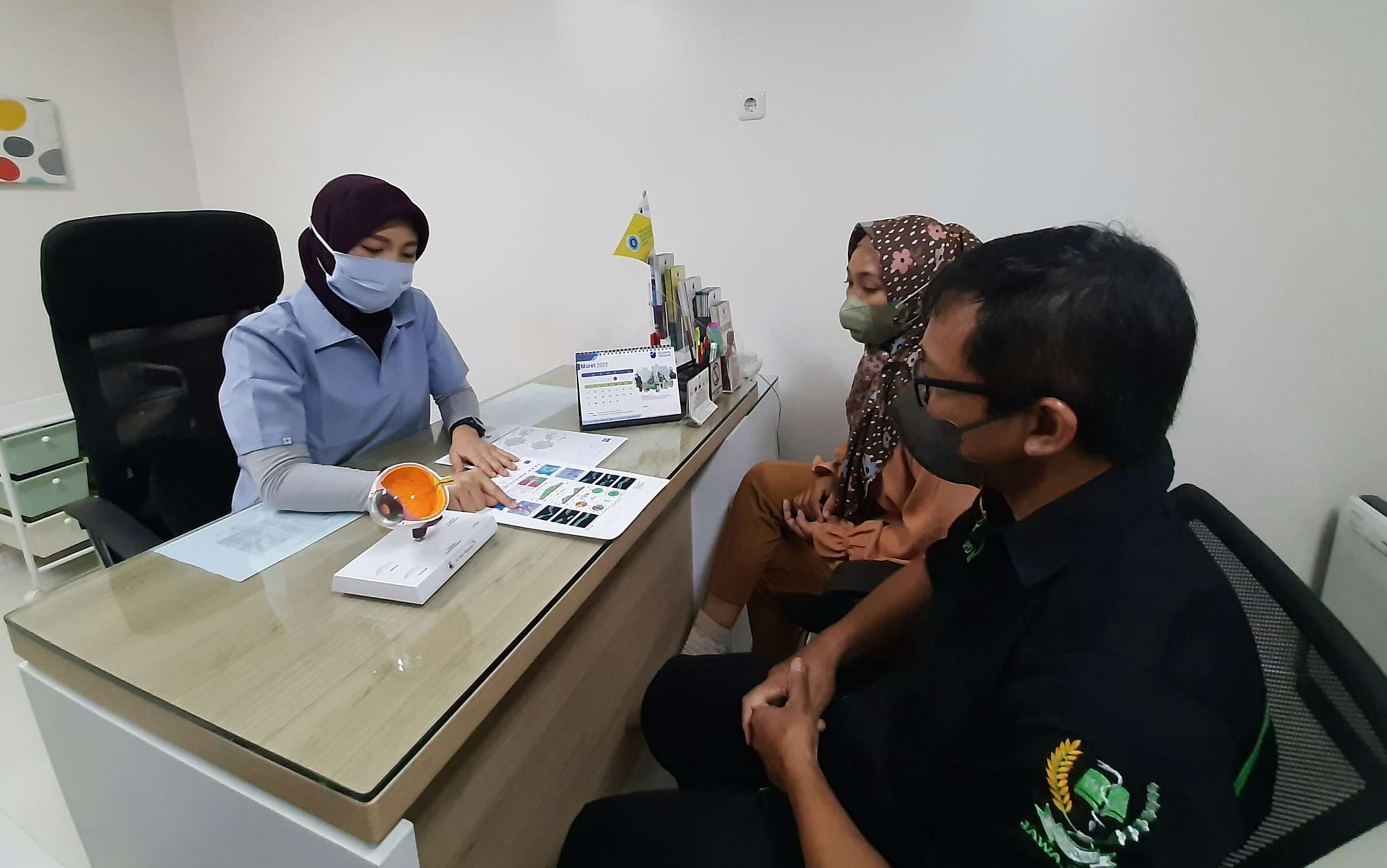 dokter Dewi Rosarina Sub Spesialis Glaukoma RS Mata Undaan saat mengedukasi pasien mengenai glaukoma. (Foto: Pita Sari/Ngopibareng.id)