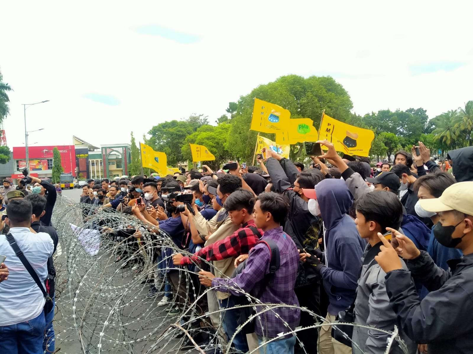 Ratusan aktivis Pergerakan Mahasiswa Islam Indonesia Jember melakukan orasi dan membawa sejumlah poster di depan kantor Bupati Jember (Foto: Rusdi/Ngopibareng.id)